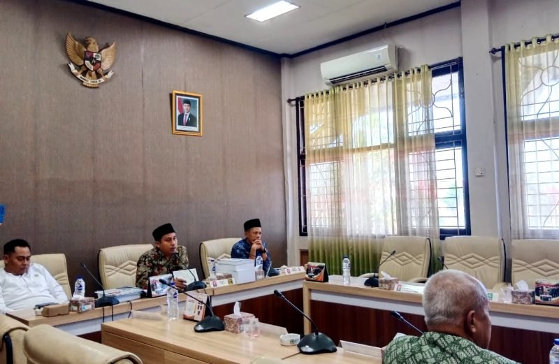 Anggota Komisi IV DPRD Pamekasan saat menerima audiensi dari wali murid SDIT Al-Uswah Pamekasan beberapa waktu lalu. (DOK. KLIKMADURA)