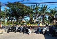 Sejumlah warga tidak bisa memasukkan kendaraan bermotor ke area eks Stasiun PJKA Pamekasan lantaran portal belum dibuka. (MOH. IQBALUL KHAVEI MZ / KLIKMADURA)