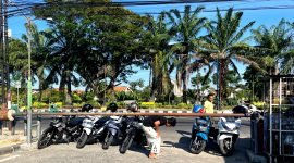 Sejumlah warga tidak bisa memasukkan kendaraan bermotor ke area eks Stasiun PJKA Pamekasan lantaran portal belum dibuka. (MOH. IQBALUL KHAVEI MZ / KLIKMADURA)