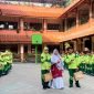 Kepala SDI Al-Munawwarah, Dedeh Rosidah, S.Pd foto bersama siswa pada peringatan Hari Anak Nasional. (LAILIYATUN NURIAH / KLIKMADURA)