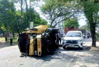 Personel Satlantas Polres Sampang melakukan olah TKP laka tunggal dump truck. (ISTIMEWA)