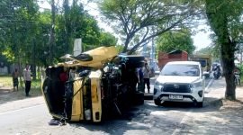 Personel Satlantas Polres Sampang melakukan olah TKP laka tunggal dump truck. (ISTIMEWA)