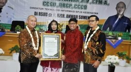 Direktur Teknologi Informasi BPJS Kesehatan RI, Dr. Ir. Edwin Aristiawan menyerahkan piagam penghargaan kepada Bupati Sumenep Achmad Fauzi Wongsojudo disaksikan Direktur RSUD Dr. H. Moh. Anwar Sumenep dr. Erliyati dan Kepala BPJS Kesehatan Cabang Pamekasan Nuzuludin Hasan. (ISTIMEWA)