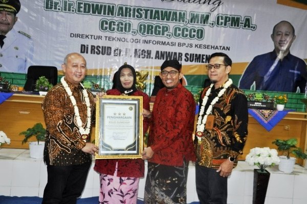 Direktur Teknologi Informasi BPJS Kesehatan RI, Dr. Ir. Edwin Aristiawan menyerahkan piagam penghargaan kepada Bupati Sumenep Achmad Fauzi Wongsojudo disaksikan Direktur RSUD Dr. H. Moh. Anwar Sumenep dr. Erliyati dan Kepala BPJS Kesehatan Cabang Pamekasan Nuzuludin Hasan. (ISTIMEWA)