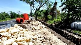 Kondisi proyek drainase di Desa Apaan, Kecamatan Pangarengan, Kabupaten Sampang yang tengah menjadi sorotan. (ISTIMEWA)