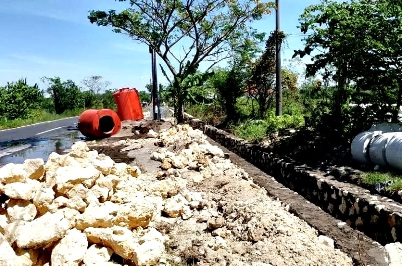 Kondisi proyek drainase di Desa Apaan, Kecamatan Pangarengan, Kabupaten Sampang yang tengah menjadi sorotan. (ISTIMEWA)