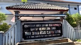 Tampak dari depan Lapas Kelas II-B Sampang. (IBNU ANSORI / KLIKMADURA)