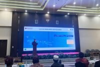 General Manager PLN Unit Induk Distribusi (UID) Jawa Timur, Ahmad Mustaqir saat memaparkan materi terkait kelistrikan di Madura. (MOH. IQBALUL KHAVEI MZ / KLIKMADURA)