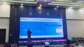 General Manager PLN Unit Induk Distribusi (UID) Jawa Timur, Ahmad Mustaqir saat memaparkan materi terkait kelistrikan di Madura. (MOH. IQBALUL KHAVEI MZ / KLIKMADURA)