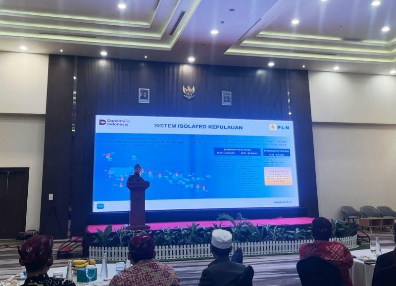 General Manager PLN Unit Induk Distribusi (UID) Jawa Timur, Ahmad Mustaqir saat memaparkan materi terkait kelistrikan di Madura. (MOH. IQBALUL KHAVEI MZ / KLIKMADURA)