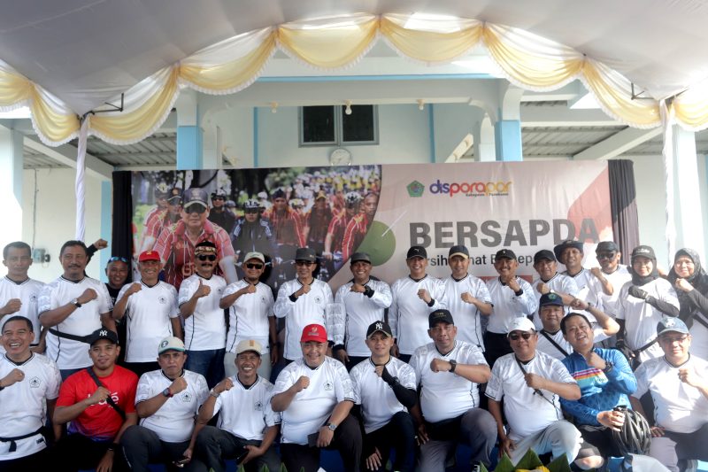 Bupati Pamekasan KH. Kholilurrahman bersama anggota Forkopimda dan kepala OPD foto bersama setelah menggelar kegiatan Bersapda. (DISPORAPAR PAMEKASAN FOR KLIKMADURA)