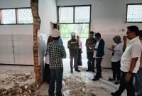 Tim dari Kemensos saat mengecek bangunan yang akan difungsikan menjadi Sekolah Rakyat di Desa Buddagan, Kecamatan Pademawu, Pamekasan. (DINSOS PAMEKASAN FOR KLIKMADURA)