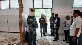 Tim dari Kemensos saat mengecek bangunan yang akan difungsikan menjadi Sekolah Rakyat di Desa Buddagan, Kecamatan Pademawu, Pamekasan. (DINSOS PAMEKASAN FOR KLIKMADURA)