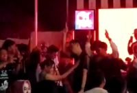 Tangkapan layar saat muda-mudi berjoget mengikuti irama musik DJ di Teman Jhuang Cafe, Pamekasan. (DOK. KLIKMADURA)
