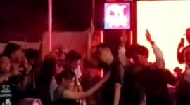 Tangkapan layar saat muda-mudi berjoget mengikuti irama musik DJ di Teman Jhuang Cafe, Pamekasan. (DOK. KLIKMADURA)