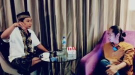 Pengamat Kebijakan Publik, Fauzi As saat mewawancara secara eksklusif Korkab BSPS Sumenep Rizky Pratama. (DOK. KLIKMADURA)