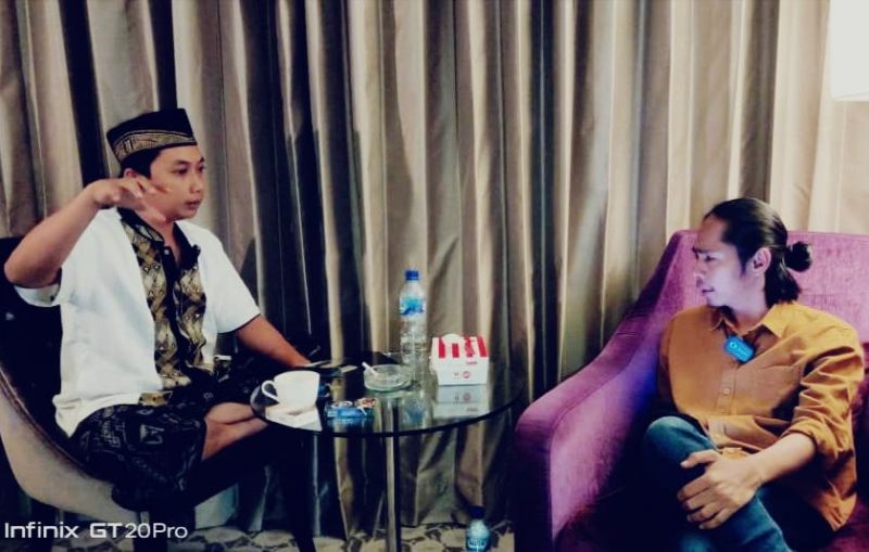 Pengamat Kebijakan Publik, Fauzi As saat mewawancara secara eksklusif Korkab BSPS Sumenep Rizky Pratama. (DOK. KLIKMADURA)