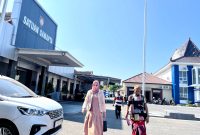 Aisah, salah satu pedagang yang diduga menjadi korban penipuan jual beli kios Pasar Kolpajung saat mendatangi Mapolres Pamekasan. (MOH. IQBALUL KHAVEI MZ / KLIKMADURA)