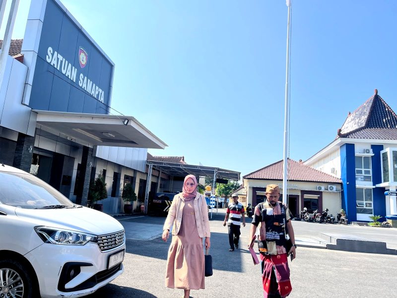 Aisah, salah satu pedagang yang diduga menjadi korban penipuan jual beli kios Pasar Kolpajung saat mendatangi Mapolres Pamekasan. (MOH. IQBALUL KHAVEI MZ / KLIKMADURA)