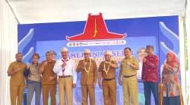 KHIDMAT: Bupati Pamekasan KH. Kholilurrahman didampingi Wabup H. Sukriyanto beserta Kepala Disdikbud Pamekasan Moh. Alwi dan sejumlah kepala OPD saat kegiatan Pameran Museum Temporer. (LAILIYATUN NURIYAH / KLIKMADURA)