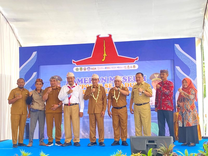 KHIDMAT: Bupati Pamekasan KH. Kholilurrahman didampingi Wabup H. Sukriyanto beserta Kepala Disdikbud Pamekasan Moh. Alwi dan sejumlah kepala OPD saat kegiatan Pameran Museum Temporer. (LAILIYATUN NURIYAH / KLIKMADURA)