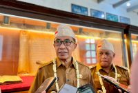 Bupati Pamekasan Dr. KH. Kholilurrahman didampingi Wabup H. Sukriyanto saat diwawancara awak media. (MOH. IQBALUL KHAVEI MZ / KLIKMADURA)