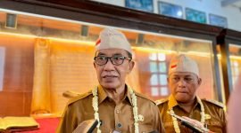 Bupati Pamekasan Dr. KH. Kholilurrahman didampingi Wabup H. Sukriyanto saat diwawancara awak media. (MOH. IQBALUL KHAVEI MZ / KLIKMADURA)