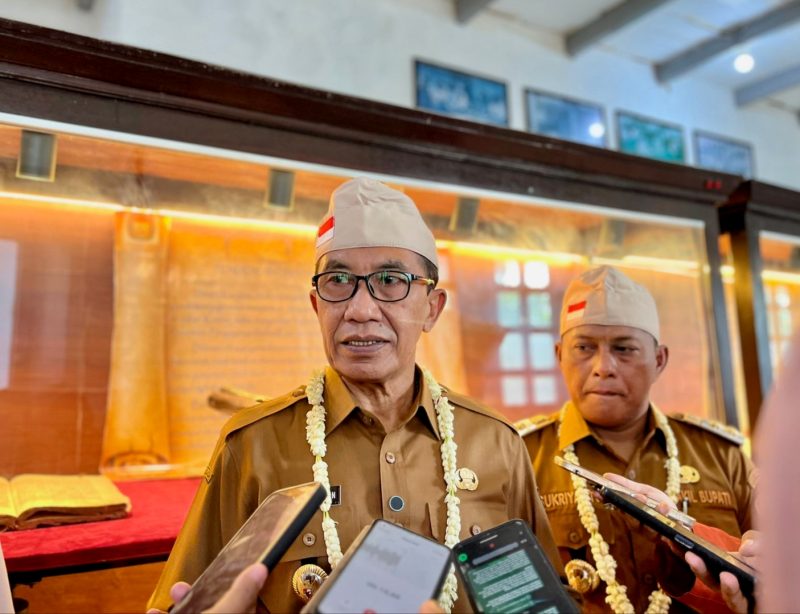 Bupati Pamekasan Dr. KH. Kholilurrahman didampingi Wabup H. Sukriyanto saat diwawancara awak media. (MOH. IQBALUL KHAVEI MZ / KLIKMADURA)