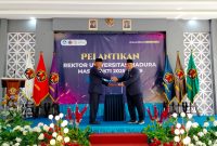 Ketua Yayasan Unira, Amiril (kiri) menyerahkan jabatan rektor kepada Dr. Gazali saat pelantikan. (LAILIYATUN NURIYAH / KLIKMADURA)