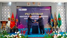 Ketua Yayasan Unira, Amiril (kiri) menyerahkan jabatan rektor kepada Dr. Gazali saat pelantikan. (LAILIYATUN NURIYAH / KLIKMADURA)