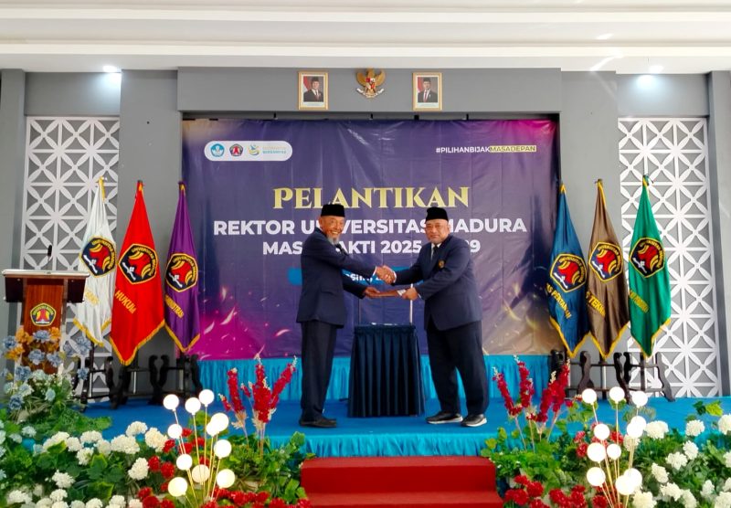 Ketua Yayasan Unira, Amiril (kiri) menyerahkan jabatan rektor kepada Dr. Gazali saat pelantikan. (LAILIYATUN NURIYAH / KLIKMADURA)