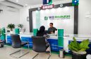 SANTAI: Warga berada di bagian pelayanan Kantor BPJS Kesehatan Cabang Pamekasan. (LAILIYATUN NURIYAH/KLIK MADURA).
