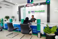 SANTAI: Warga berada di bagian pelayanan Kantor BPJS Kesehatan Cabang Pamekasan. (LAILIYATUN NURIYAH/KLIK MADURA).