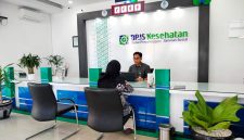 SANTAI: Warga berada di bagian pelayanan Kantor BPJS Kesehatan Cabang Pamekasan. (LAILIYATUN NURIYAH/KLIK MADURA).