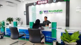 SANTAI: Warga berada di bagian pelayanan Kantor BPJS Kesehatan Cabang Pamekasan. (LAILIYATUN NURIYAH/KLIK MADURA).