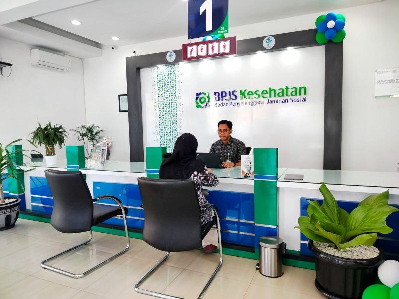 SANTAI: Warga berada di bagian pelayanan Kantor BPJS Kesehatan Cabang Pamekasan. (LAILIYATUN NURIYAH/KLIK MADURA).