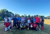 Para kepala desa yang tergabung dalam PKDI Pamekasan foto bersama usai latihan sepak bola di lapangan SMAN 3 Pamekasan. (LAILIYATUN NURIYAH / KLIKMADURA)