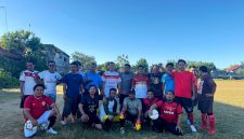 Para kepala desa yang tergabung dalam PKDI Pamekasan foto bersama usai latihan sepak bola di lapangan SMAN 3 Pamekasan. (LAILIYATUN NURIYAH / KLIKMADURA)