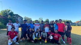 Para kepala desa yang tergabung dalam PKDI Pamekasan foto bersama usai latihan sepak bola di lapangan SMAN 3 Pamekasan. (LAILIYATUN NURIYAH / KLIKMADURA)