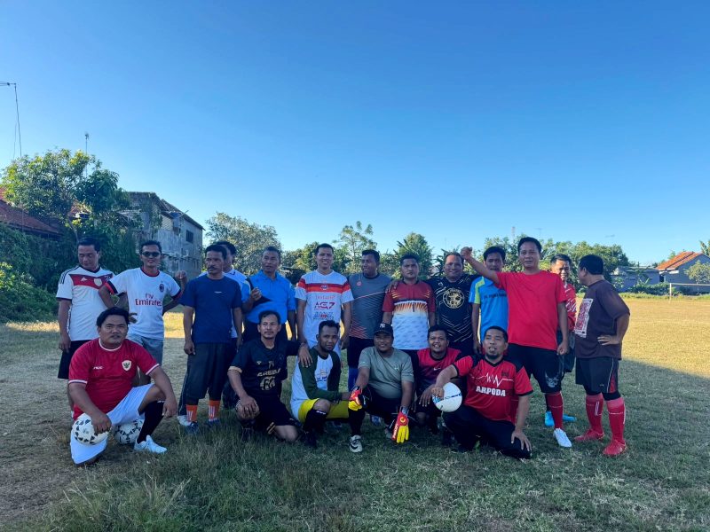 Para kepala desa yang tergabung dalam PKDI Pamekasan foto bersama usai latihan sepak bola di lapangan SMAN 3 Pamekasan. (LAILIYATUN NURIYAH / KLIKMADURA)