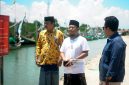 Koordinator ARCI Nur Faisal (kaus putih) berada di sekitar sungai lokasi dugaan pengrusakan mangrove di Dusun Duko, Desa Tanjung, Kecamatan Pademawu, Kabupaten Pamekasan. (DOK. KLIKMADURA)