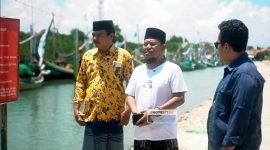 Koordinator ARCI Nur Faisal (kaus putih) berada di sekitar sungai lokasi dugaan pengrusakan mangrove di Dusun Duko, Desa Tanjung, Kecamatan Pademawu, Kabupaten Pamekasan. (DOK. KLIKMADURA)
