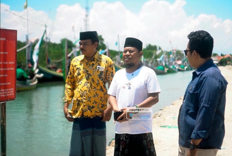 Koordinator ARCI Nur Faisal (kaus putih) berada di sekitar sungai lokasi dugaan pengrusakan mangrove di Dusun Duko, Desa Tanjung, Kecamatan Pademawu, Kabupaten Pamekasan. (DOK. KLIKMADURA)
