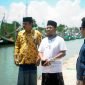 Koordinator ARCI Nur Faisal (kaus putih) berada di sekitar sungai lokasi dugaan pengrusakan mangrove di Dusun Duko, Desa Tanjung, Kecamatan Pademawu, Kabupaten Pamekasan. (DOK. KLIKMADURA)