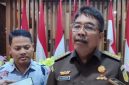 Asisten Pidana Khusus (Aspidsus) Kejati Jatim,  Saiful Bahri Siregar saat memberikan keterangan pers. (ISTIMEWA)