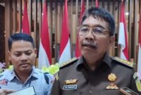 Asisten Pidana Khusus (Aspidsus) Kejati Jatim,  Saiful Bahri Siregar saat memberikan keterangan pers. (ISTIMEWA)