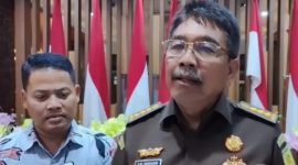 Asisten Pidana Khusus (Aspidsus) Kejati Jatim,  Saiful Bahri Siregar saat memberikan keterangan pers. (ISTIMEWA)