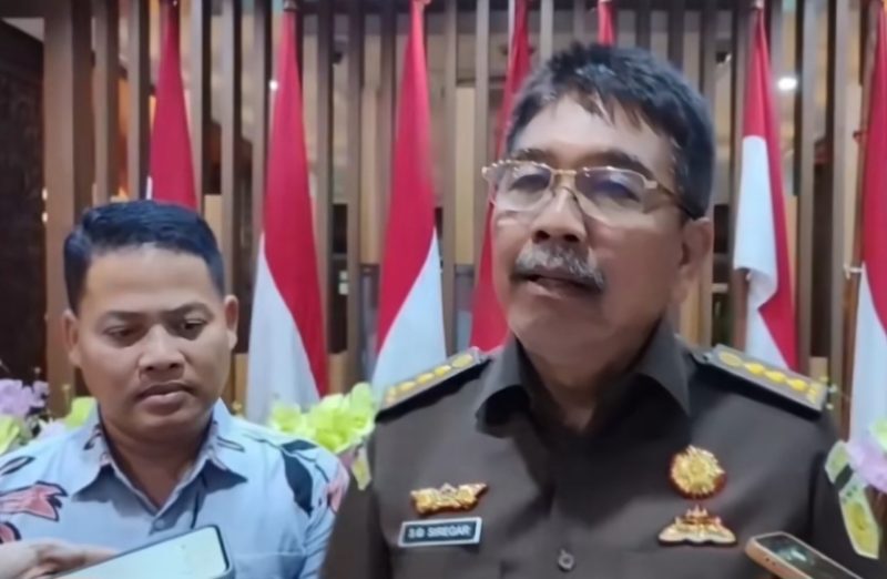 Asisten Pidana Khusus (Aspidsus) Kejati Jatim,  Saiful Bahri Siregar saat memberikan keterangan pers. (ISTIMEWA)