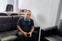 Kepala Dinas Pemuda dan Olahraga (Dispora) Sampang, Marnilem saat ditemui di ruang kerjanya. (IBNU ANSORI / KLIKMADURA)