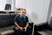 Kepala Dinas Pemuda dan Olahraga (Dispora) Sampang, Marnilem saat ditemui di ruang kerjanya. (IBNU ANSORI / KLIKMADURA)
